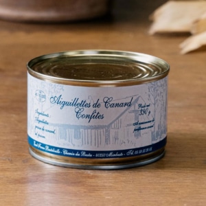 Boîte d'aiguillettes de canard confites de 390 g sur une table en bois