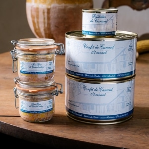 Deux confits demi-canard, deux bocaux de foie gras et une boîte de rillettes empilés