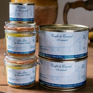 Rillettes sur deux bocaux de foie gras 300 g, à côté de deux confits