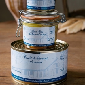 Tour de trois produits, boîte de confit demi-canard, bocal de foie gras et rillettes