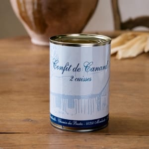 Boîte de confit de canard deux cuisses, étiquette bleue et blanche, table de bois