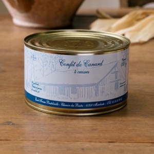 Boîte de confit de canard quatre cuisses de 1500 g, étiquette bleue illustrée d’une ferme
