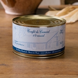 Boîte de confit de demi-canard de 1300 g, étiquette illustrée d’une ferme