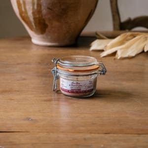 Petit bocal de foie gras mi-cuit à étiquette bordeaux, mention à conserver à 4 °C
