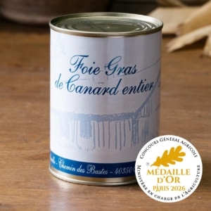 Boîte de foie gras de canard entier en conserve de 500 g, étiquette bleue illustrée d’une ferme, médaille d’or Concours Général Agricole Paris 2026