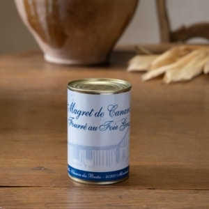 Boîte de magret de canard fourré au foie gras, étiquette en écriture bleue