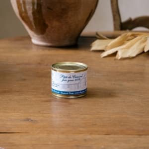 Boîte de pâté de canard au foie gras 30 %, étiquette bleue, sur du bois