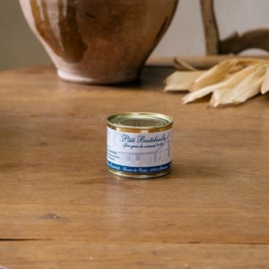 Boîte de pâté Bastebieille au foie gras de canard 30 %, devant la jarre ancienne