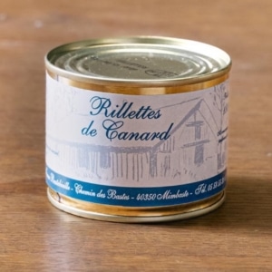 Boîte de rillettes de canard de 180 g, étiquette blanche illustrée d’une ferme, bandeau bleu
