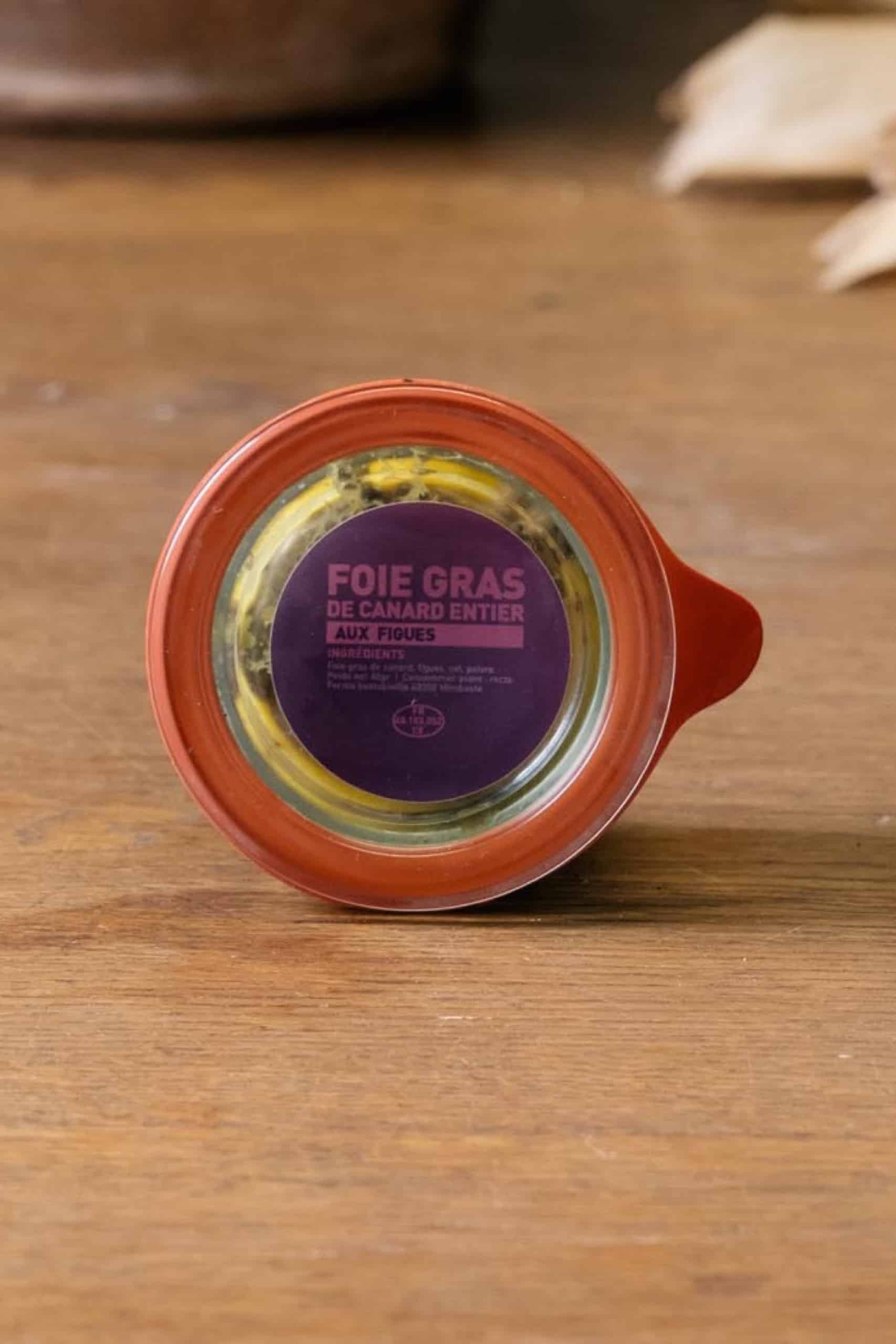 Couvercle violet d’un bocal de foie gras de canard entier aux figues, vu de dessus