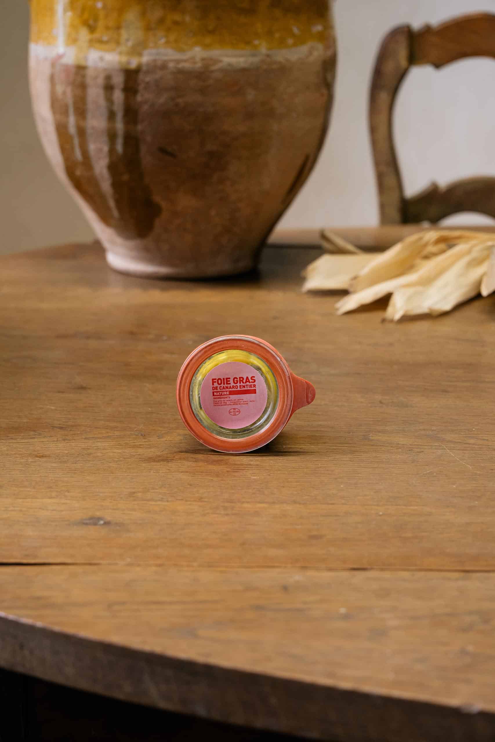 Étiquette rose sur le couvercle d’un bocal de foie gras de canard entier nature