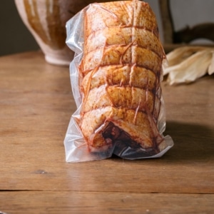 Rôti de canard ficelé au piment d’Espelette, sous vide, dressé debout sur la table