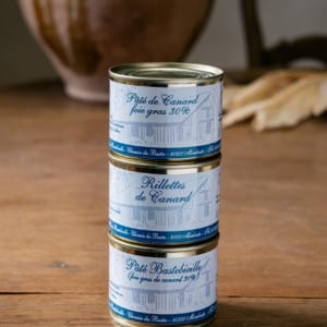 Pile de trois boîtes, pâté de canard, rillettes et pâté Bastebieille, devant la jarre