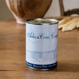 Boîte haute d’ailes et cous de canard confits, étiquette illustrée d’une ferme