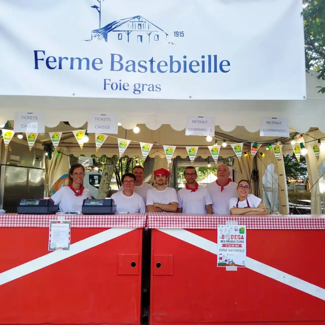 equipe ferme bastebieille bodega des producteurs fetes de dax L'équipe de la Ferme Bastebieille au comptoir de la Bodega des producteurs aux fêtes de Dax 2026