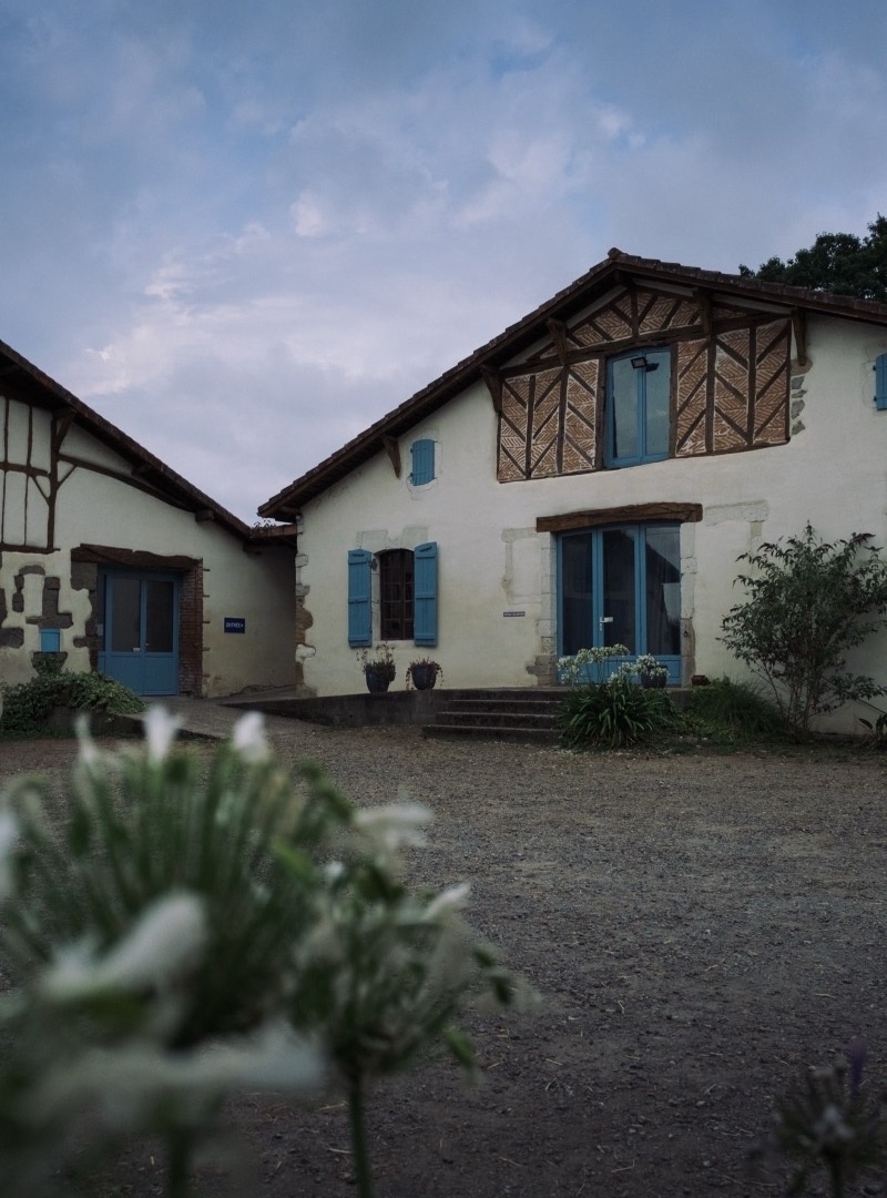 ferme landes mimbaste exterieur ferme bastebieille Façade à colombages de la ferme à Mimbaste, vue du jardin à la tombée du jour