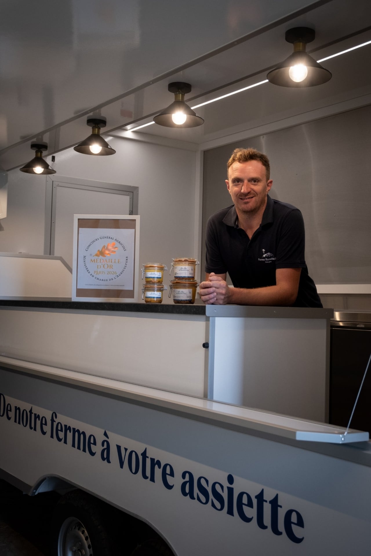 food truck ferme bastebieille foie gras medaille or Comptoir du food truck avec les bocaux de foie gras médaillés d'or au Concours Général Agricole 2026