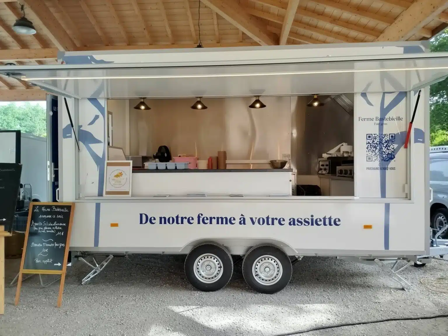 food truck ferme bastebieille remorque ouverte Food truck de la Ferme Bastebieille ouvert, avec son comptoir et sa cuisine équipée