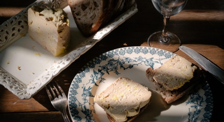 Table de Noël à la ferme Bastebieille : foie gras entier sur pain de campagne et bocaux